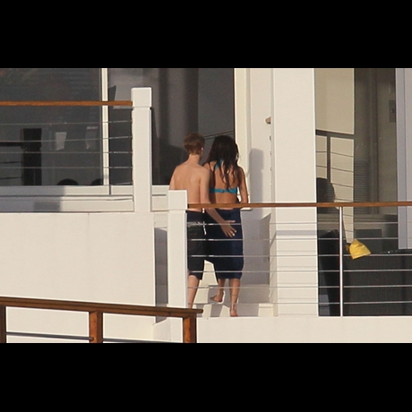pics of justin bieber kissing selena gomez. Justin Bieber and Selena Gomez